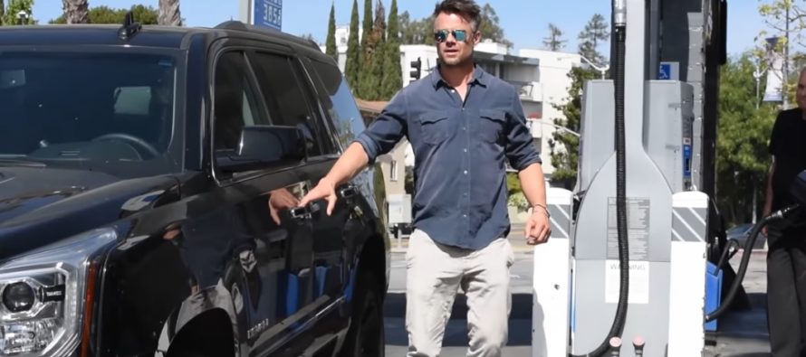 Josh Duhamel steps out with Eiza Gonzalez. Source: Josh has fallen head over heels for Eiza